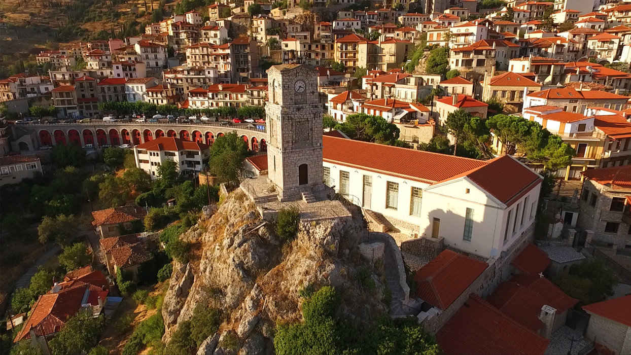 Περπατήστε στα γραφικά δρομάκια της Αράχωβας