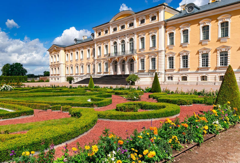 Τα πανέμορφα ανάκτορα του Ρούνταλε