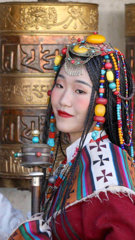 Δείπνο με παραδοσιακούς χορούς σε τοπικό εστιατόριο