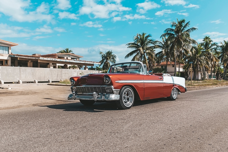 Βόλτα με παραδοσιακά αυτοκίνητα του `50 στην καρδιά της Αβάνας!