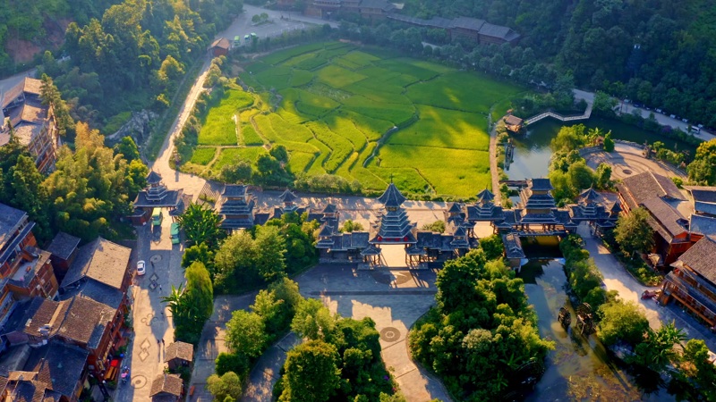 Επίσκεψη στο χωριό Ντονγκ