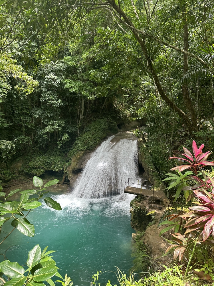 Κάντε εκδρομή στην πανέμορφη Blue Hole της Τζαμάικα 