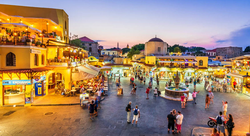 Bόλτα στις πλατείες της Παλιάς Πόλης 