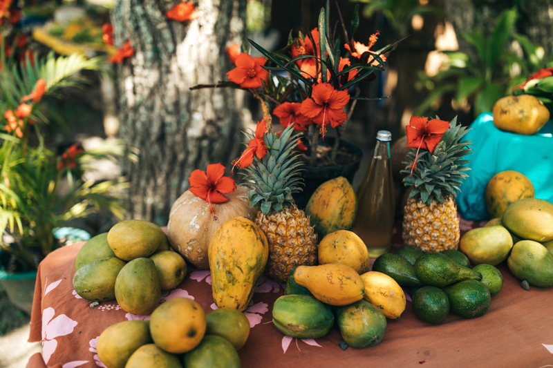 Γευόμαστε τα εξωτικά φρούτα του νησιού 