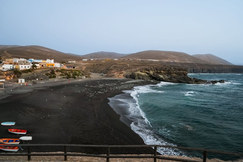 ΛΑΣ ΠΑΛΜΑΣ (Γκραν Κανάρια) – ΑΓΚΕΤΕ – διαδρομή με φεριμπότ – ΜΟΡΡΟ ΧΑΜΠΛΕ  (Φουερτεβεντούρα) – ΠΟΥΕΡΤΟ ΝΤΕΛ ΡΟΣΑΡΙΟ:  εκδρομή στις ΑΛΥΚΕΣ ΚΑΡΜΕΝ – ΑΧΟΥΙ – ΜΠΕΤΑΝΚΟΥΡΙΑ – ΟΛΙΒΑ