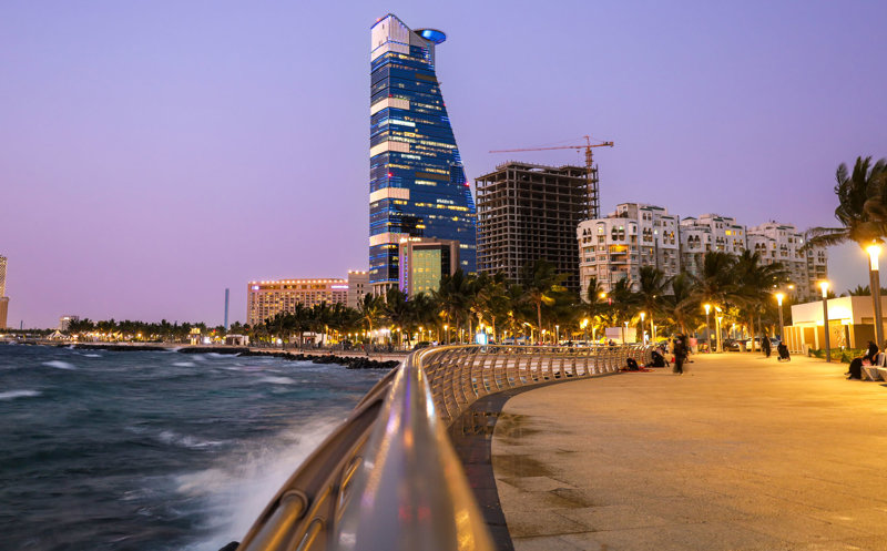 Κάνουμε βόλτα στον παραλιακό πεζόδρομο Corniche