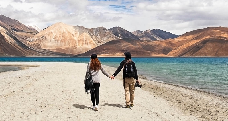 Περπατήστε στις όχθες της λίμνης Πανγκόνγκ