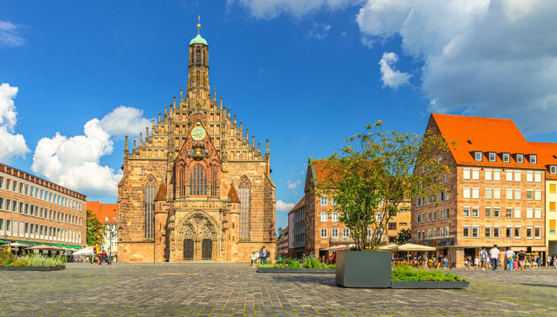 Η κεντρική πλατεία και το Δημαρχείο