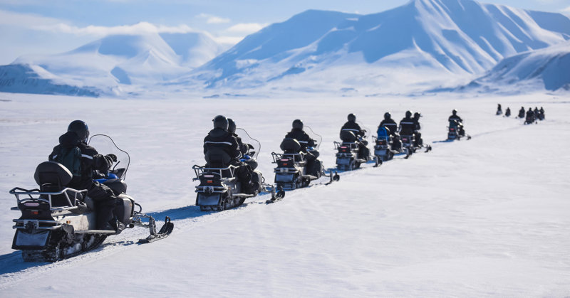 Διάσχιση του παγετώνα Λανγκγιέκιλ με snowmobiles