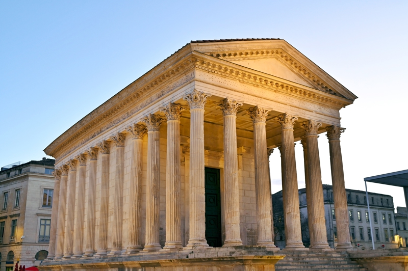 Ο αρχαίος ναός Maison Carrée 