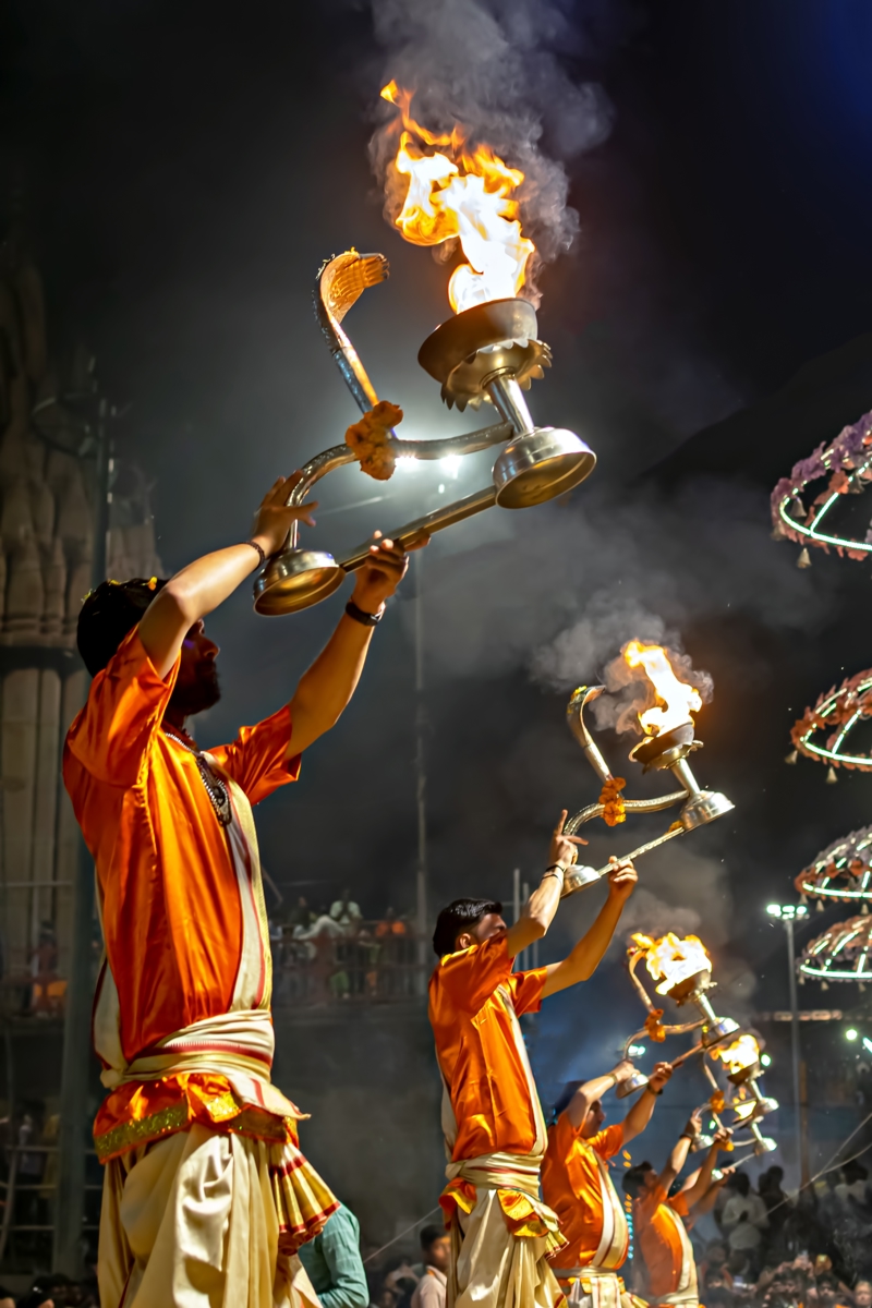 Παρακολουθούμε την ιερή τελετή «Aarti»