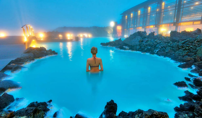 Ιαματικό μπάνιο στην απόκοσμη Μπλε Λίμνη 