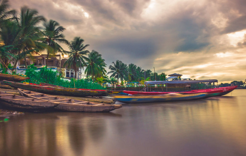 Ψαροχώρι στον δρόμο προς τον ποταμό Λόμπε