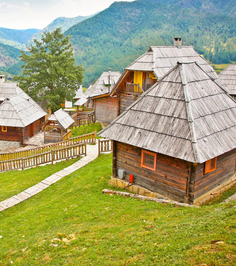 Επισκεφθείτε το Ξύλινο Χωριό που δημιούργησε ο Κουστουρίτσα 