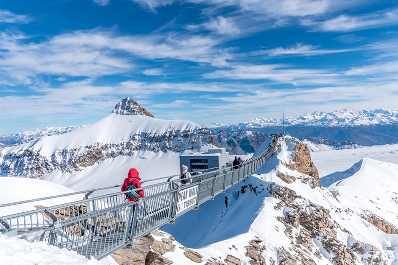 Χιόνι και χειμερινά σπορ στον παγετώνα Glacier 3000