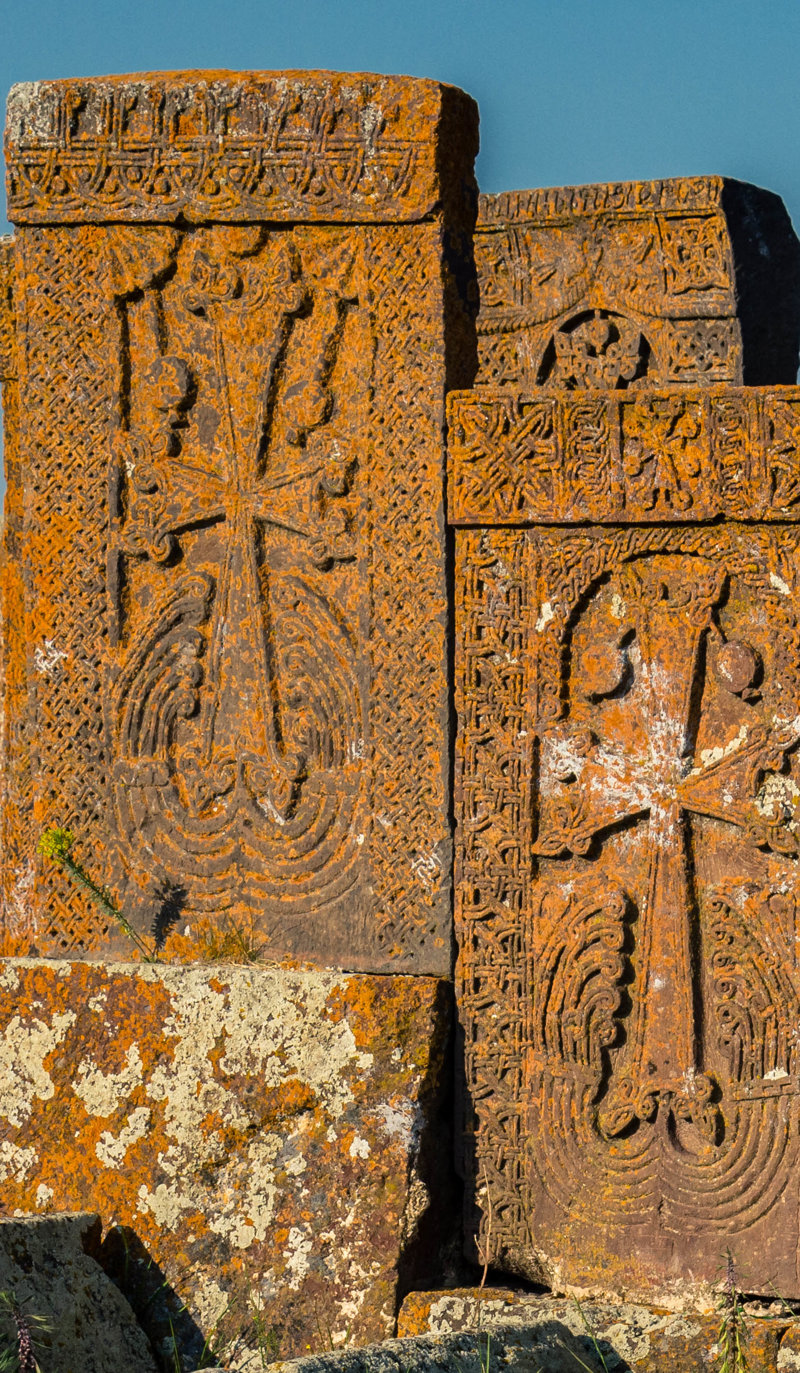 Ανακαλύπτουμε τις σταυρόπετρες στο νεκροταφείο Νοράτους