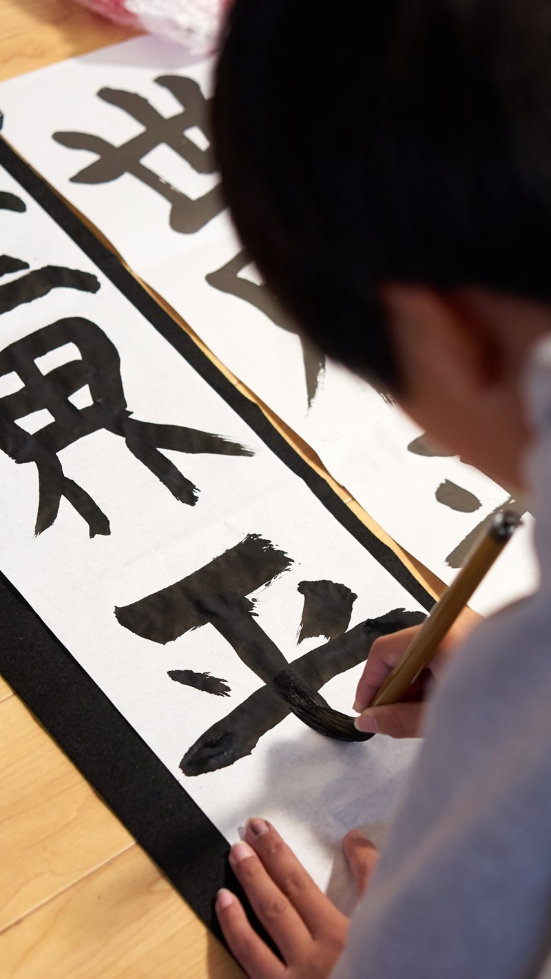 Ανακαλύπτουμε τη τέχνη της καλλιγραφίας με πινέλο