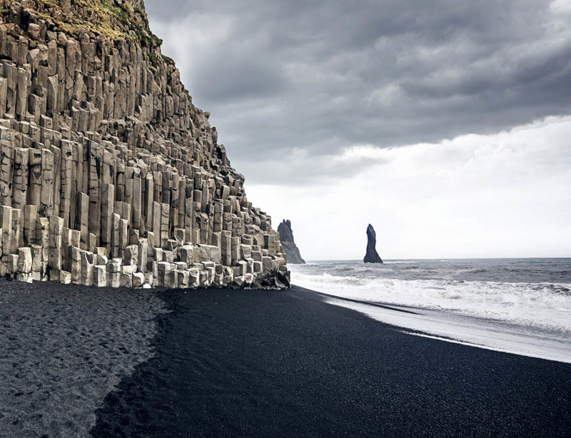 Θαυμάζουμε την παραλία της μαύρης άμμου Reynisfjara