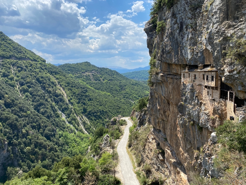 Θαυμάστε την εντυπωσιακή Μονή Κηπίνας