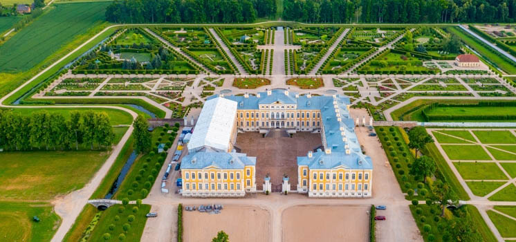 Θαυμάστε τα μπαρόκ ανάκτορα του Ρούνταλε στη Λετονία