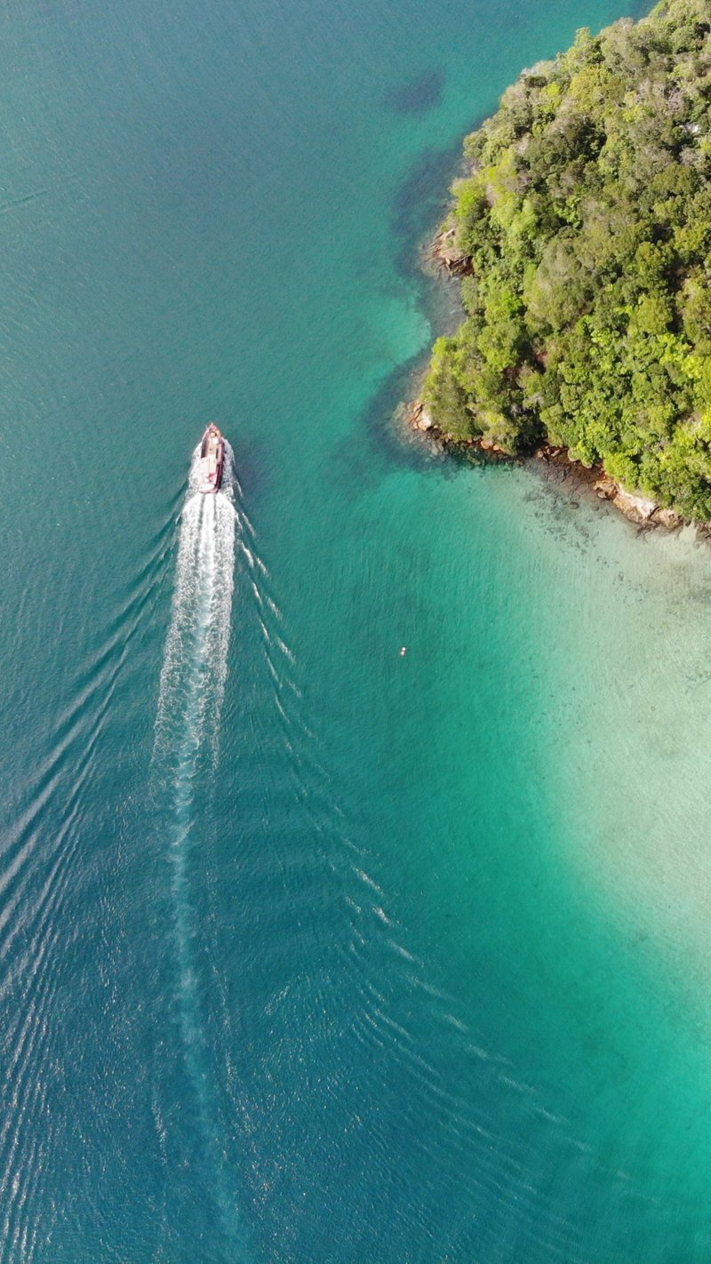 ΙΛΙΑ ΓΚΡΑΝΤΕ: Βόλτα με σκάφος στη ΓΑΛΑΖΙΑ ΛΙΜΝΗ – Παραλίες