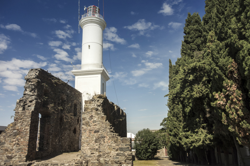 Τα παλιά τείχη, το κάστρο και το λιμάνι της πόλης