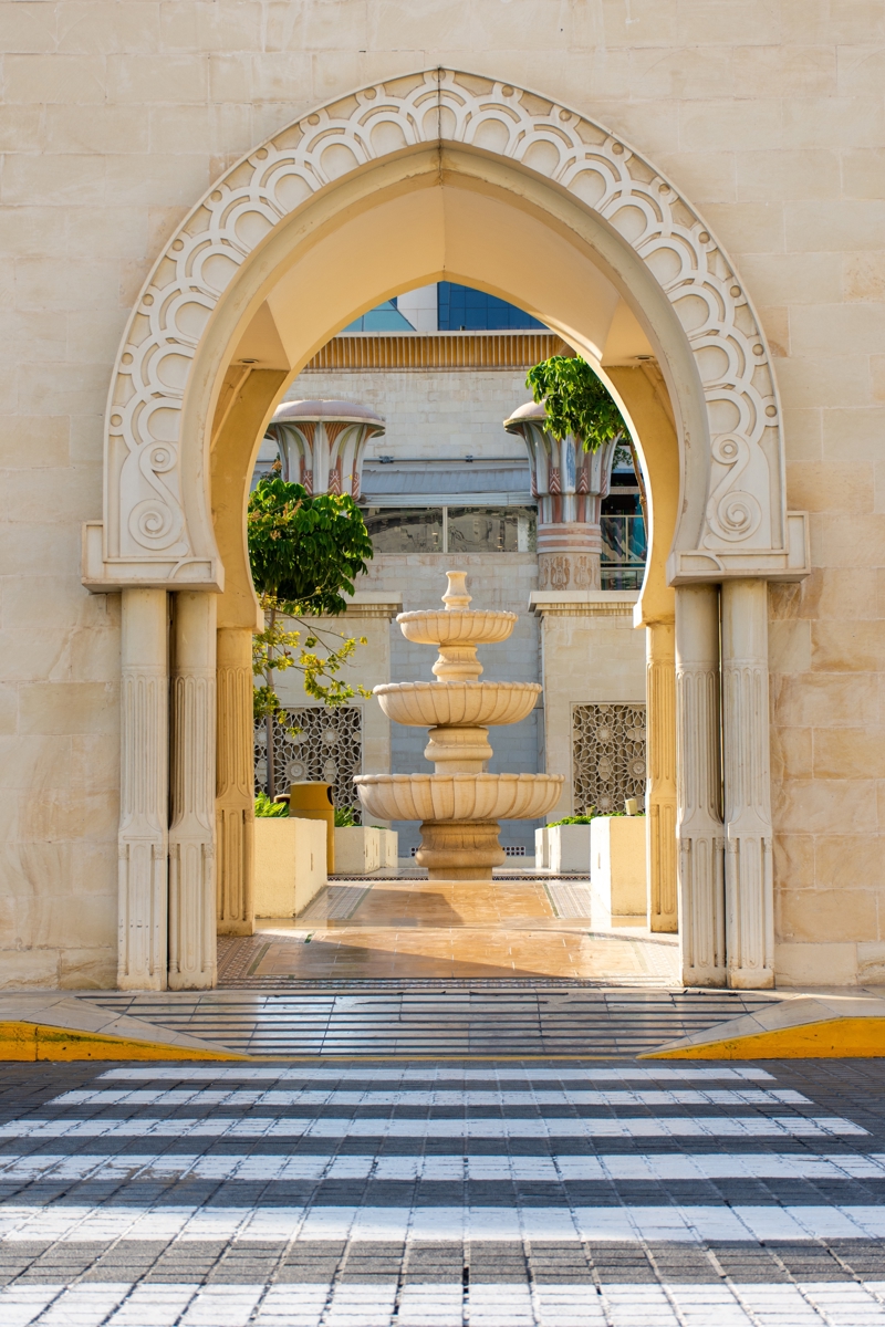 Φωτογραφιζόμαστε μπροστά στα Παλάτια των Σεΐχηδων