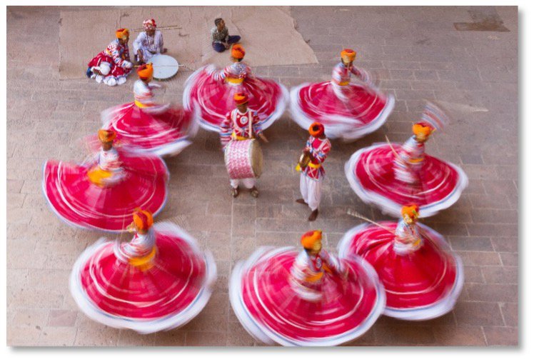 Απολαμβάνουμε παραδοσιακούς χορούς 