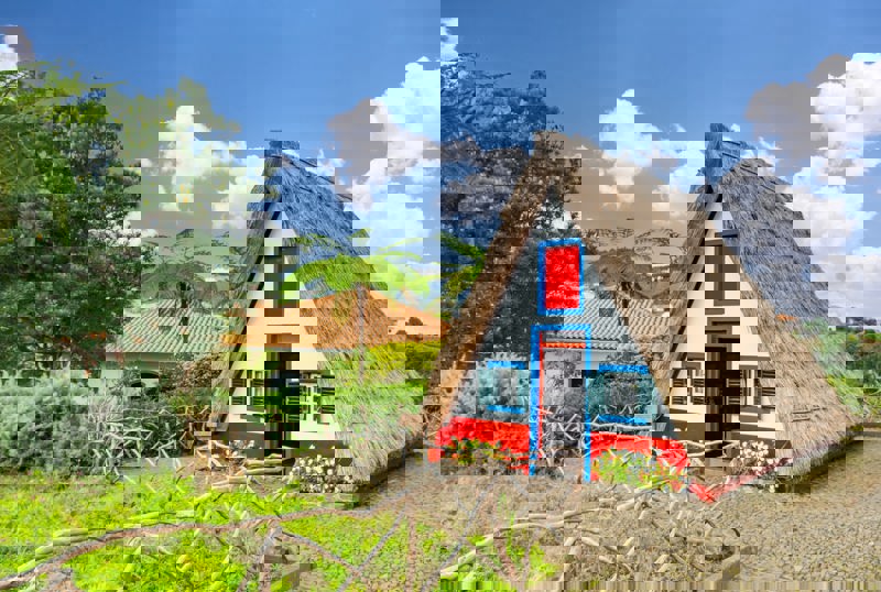 ΦΟΥΝΤΣΑΛ: ΕΚΔΡΟΜΗ ΣΤΗ ΚΕΝΤΡΙΚΗ ΜΑΔΕΡΑ – ΤΑ ΣΠΙΤΙΑ ΜΕ ΤΙΣ ΑΧΥΡΕΝΙΕΣ ΣΤΕΓΕΣ ΣΤΗ ΣΑΝΤΑΝΑ