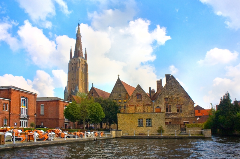 Περιήγηση στους ναούς της Παναγίας και του Ιερού Αίματος