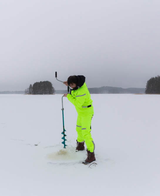Ψαρέψτε στον πάγο στην παραθαλάσσια περιοχή Ναλικάρι
