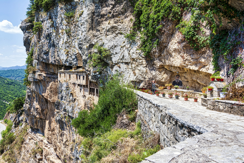 Βουργαρέλι - Γεφύρι Πλάκας - Σπήλαιο Ανεμότρυπας - Ιερά μονή Κηπίνας – Καταρράκτες Κουιάσας - Καλαρρύτες - Πράμαντα 