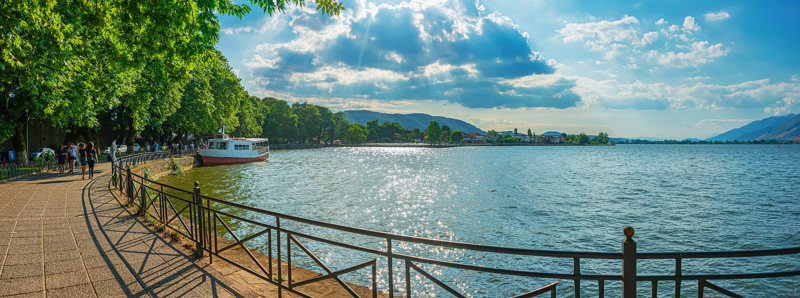 Απολαύστε έναν περίπατο με θέα στη λίμνη Παμβώτιδα 