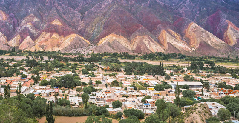 Oικισμοί με φόντο το υπερθέαμα των ορέων 