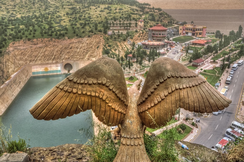 Εντυπωσιακό άγαλμα αετού με θέα το φράγμα της Ντουχόκ