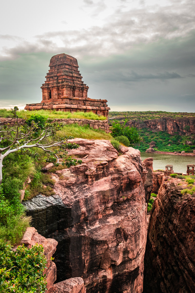 Πλούσιες επισκέψεις και ξεναγήσεις σε μνημεία
