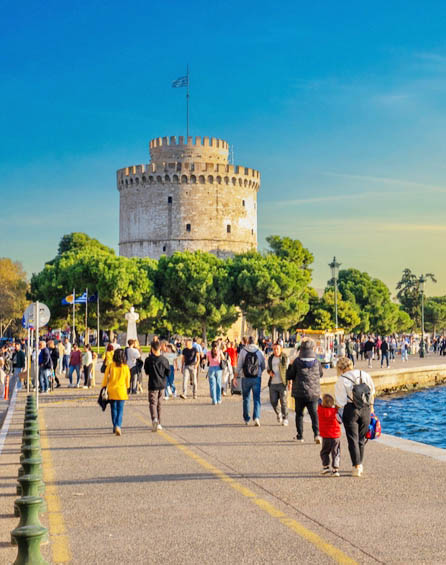 Κάντε βόλτα στην Παλιά Παραλία και στην πλατεία Αριστοτέλους 