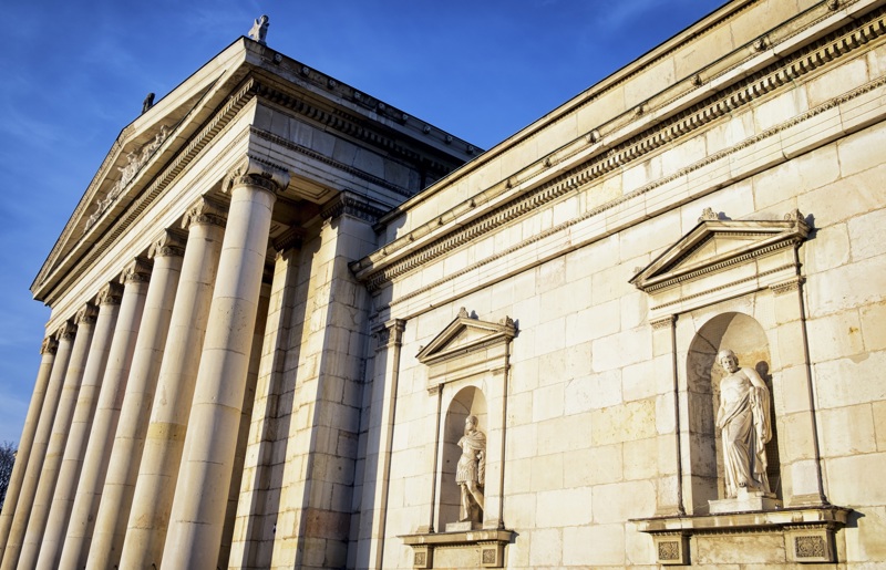 ΜΟΝΑΧΟ: επίσκεψη στην Παλαιά Πινακοθήκη – πτήση επιστροφής