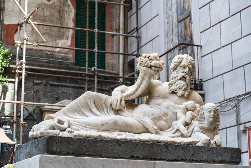 Το άγαλμα του θεού Νείλου στην ιστορική περιοχή Spaccanapoli του κέντρου της Νάπολης 