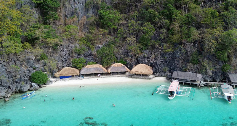 Απολαμβάνουμε δύο υπέροχες παραλίες 