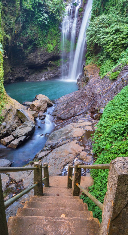 Πεζοπορούμε σε επιβλητικούς καταρράκτες της Ιάβας 