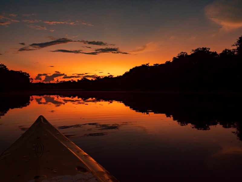 Νυχτερινή βαρκάδα με κανό στον Αμαζόνιο