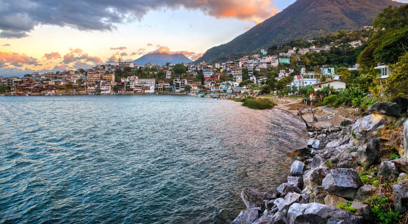 Tα γραφικά ψαροχώρια γύρω από τη λίμνη