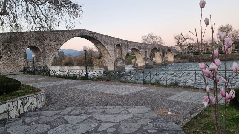 To θρυλικό Γεφύρι της Άρτας
