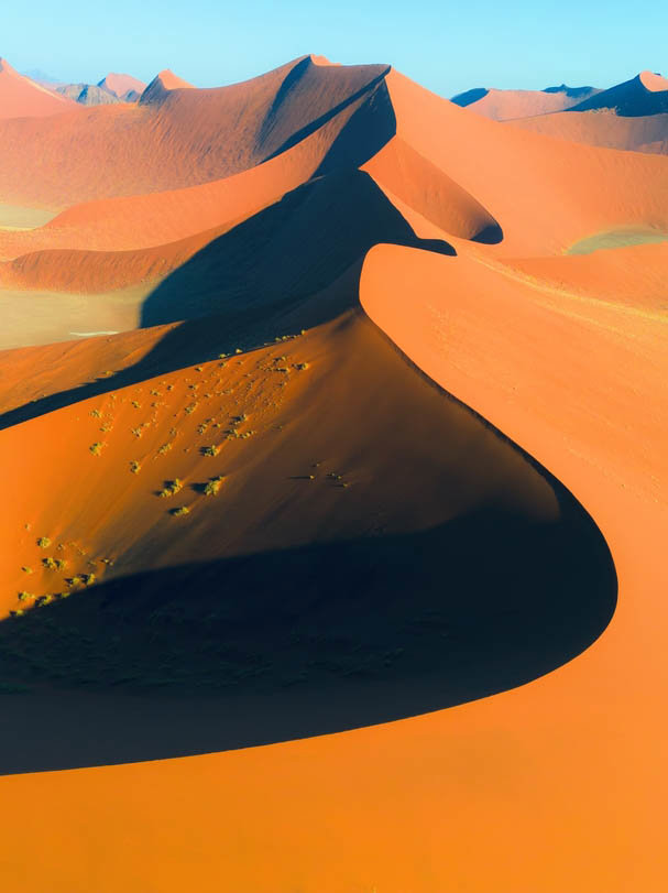 Περπάτημα πάνω στους κόκκινους αμμόλοφους της ερήμου Ναμίμπ