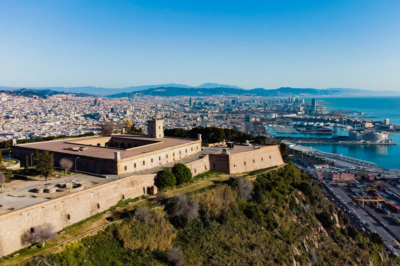 Η θέα από τον λόφο Μοντζουίκ