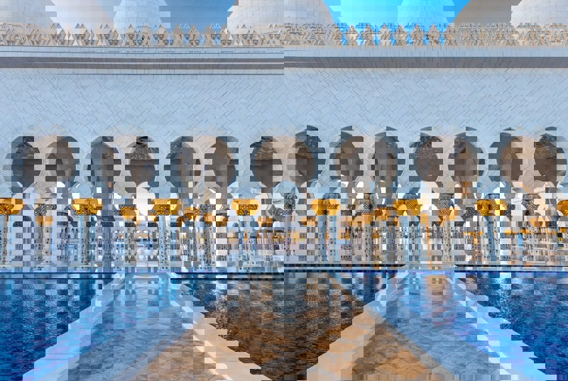 Θαυμάστε τη μεγαλοπρέπεια του Τζαμιού του Σεΐχη Ζάιντ στο Άμπου Ντάμπι