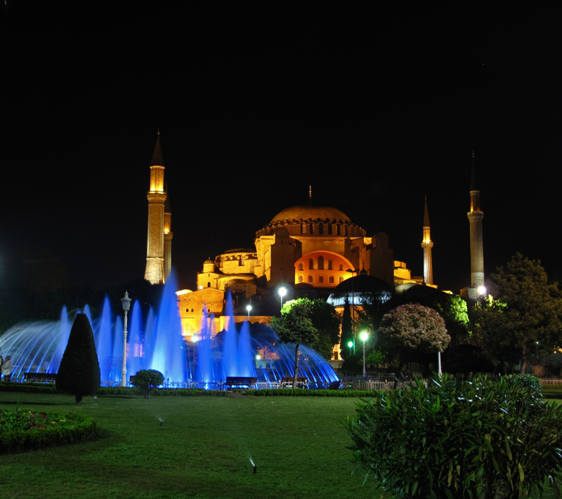 Ολοήμερη περιπατητική ξενάγηση στην ιστορική χερσόνησο. Ιππόδρομος, Μπλε Τζαμί, Αγία Σοφία, Μεντρέσσα του Cafer Aga, τοπ Καπί Σαράι, Βασιλική Κινστέρνα Μίλιον, Μέση Οδός, Στήλη του Μεγάλου Κωνσταντίνου, Μ. Σκεπαστή Αγορά (Kapali Carsi - Gran Bazaar).