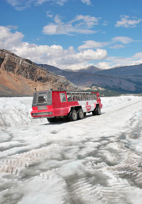 Γνωρίστε τον παγετώνα Αθαμπάσκα με ειδικά οχήματα 