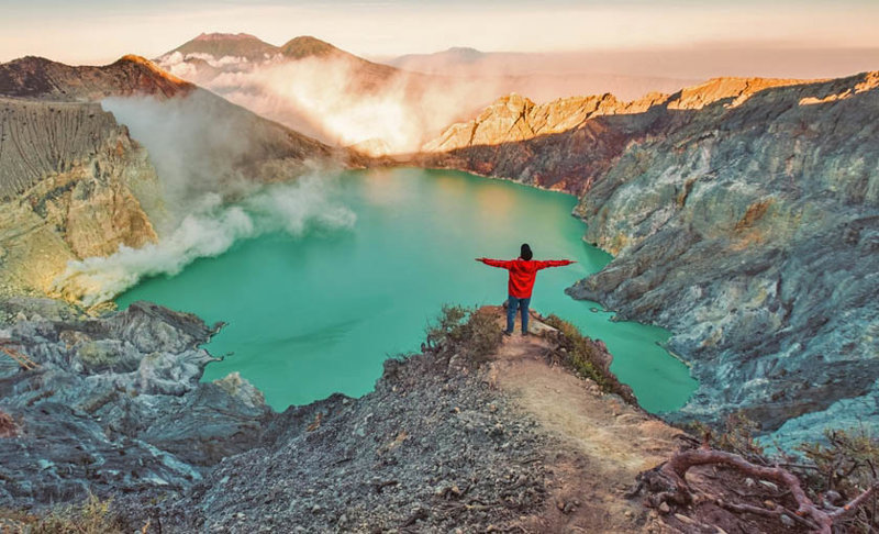 Ανατολή στον κρατήρα του ηφαιστείου Ijen – Μπρόμο